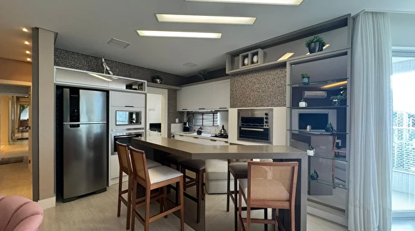 Apartamento no Edifício Portinax com 3 suítes e 3 vagas para locação no Centro de Balneário Camboriú/SC