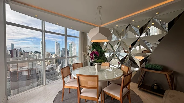 Apartamento no Edifício Portinax com 3 suítes e 3 vagas para locação no Centro de Balneário Camboriú/SC