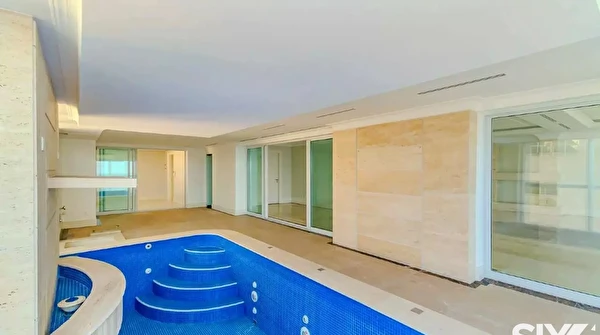 Apartamento Frente Mar no Edifício Millennium Palace com 4 suítes e 4 vagas à venda no Centro de Balneário Camboriú/SC