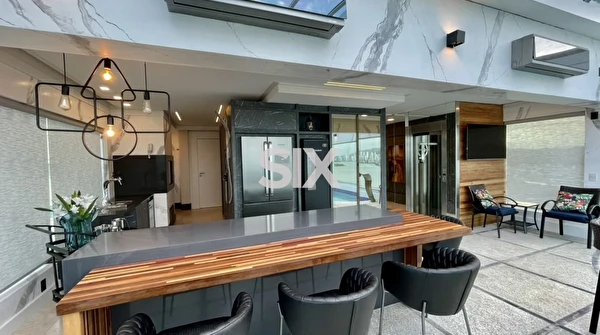 Cobertura Triplex Frente Mar no Edifício Summer Beach com 7 suítes e 6 vagas na Barra Sul de Balneário Camboriú/SC