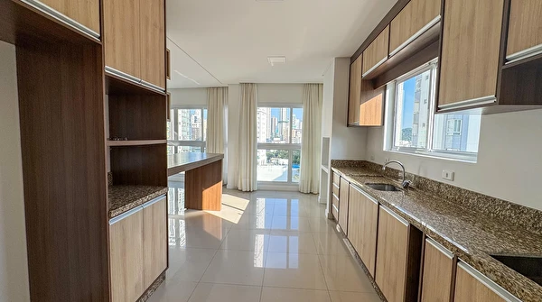 Apartamento para locação no bairro Pioneiros, com 2 suítes e 2 demi - suítes, em Balneário Camboriú.