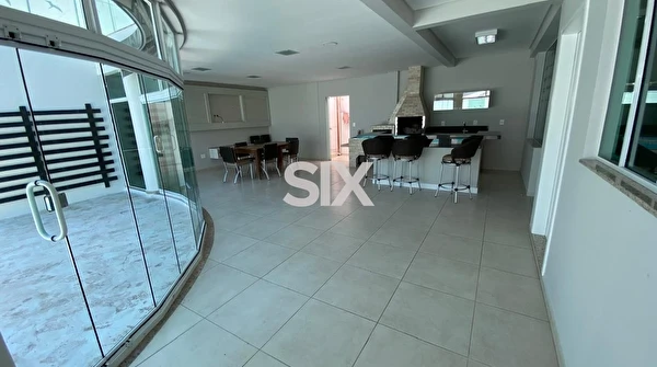 Casa no Condomínio Vila Rica com 6 quartos e 4 vagas à venda no Bairro Estados em Balneário Camboriú/SC