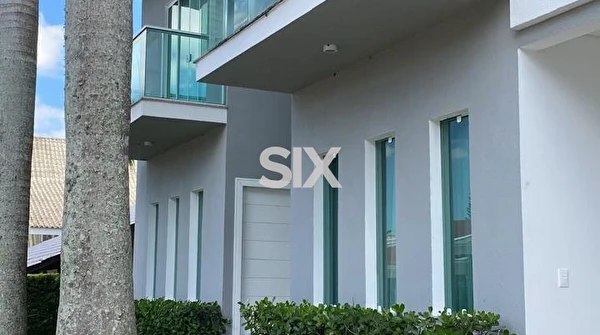 Casa no Condomínio Vila Rica com 6 quartos e 4 vagas à venda no Bairro Estados em Balneário Camboriú/SC