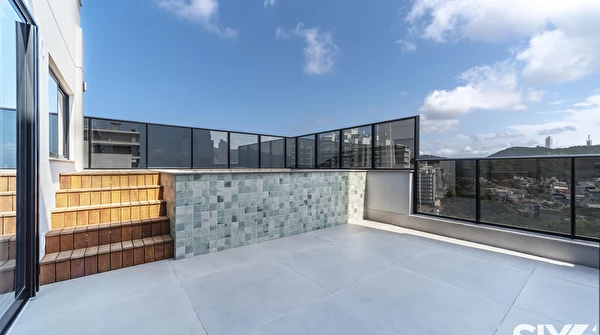 Cobertura no Edifício Brava Select para locação anual com 4 suítes na Praia Brava em Itajaí/SC.