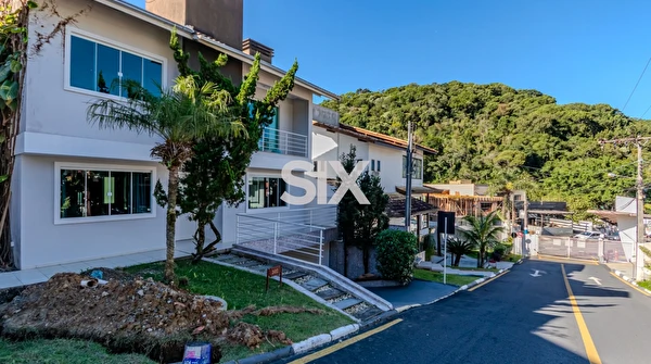 Casa no Condomínio Ariribá com 3 suítes e 3 vagas à venda no Bairro Ariribá em Balneário Camboriú/SC