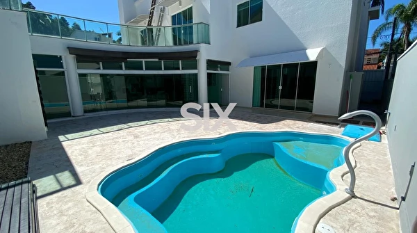 Casa no Condomínio Vila Rica com 6 quartos e 4 vagas à venda no Bairro Estados em Balneário Camboriú/SC