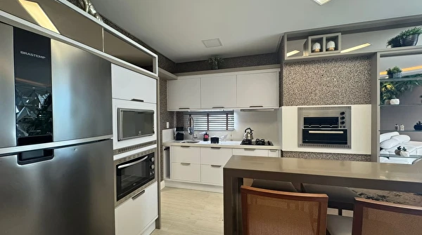 Apartamento no Edifício Portinax com 3 suítes e 3 vagas para locação no Centro de Balneário Camboriú/SC