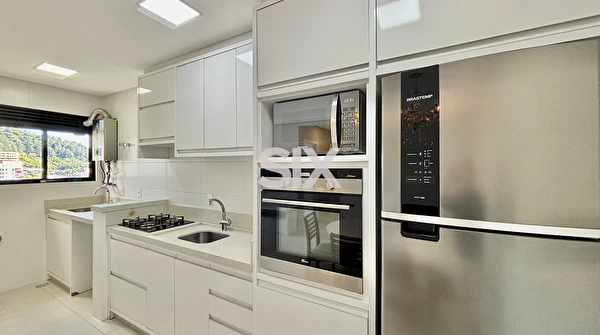 Apartamento no Edifício Mackay com 2 quartos e 1 vaga para locação no Centro de Balneário Camboriú/SC