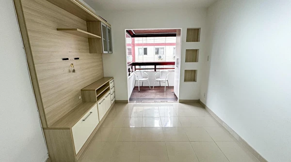 Apartamento para locação no Edifício Caioba, com 2 quartos sendo 1 suíte, no Centro de Balneário Camboriú