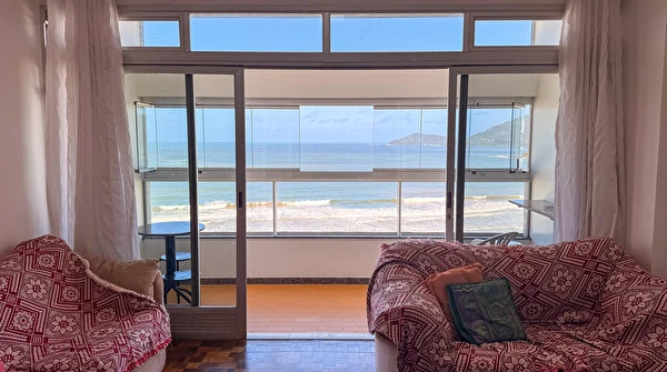Apartamento frente Mar para locação no Edifício Pres Kennedy, com 4 suítes no Centro de Balneário Camboriú.