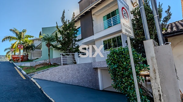 Casa no Condomínio Ariribá com 3 suítes e 3 vagas à venda no Bairro Ariribá em Balneário Camboriú/SC