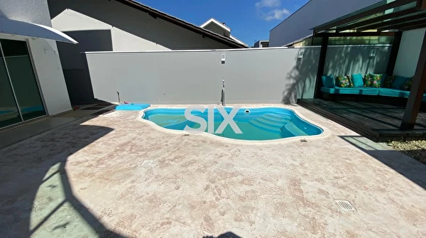Casa no Condomínio Vila Rica com 6 quartos e 4 vagas à venda no Bairro Estados em Balneário Camboriú/SC