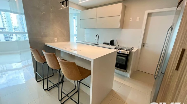 Apartamento com 03 Suítes para alugar no edifício Torre de Lyon no Pioneiros em Balneário Camboriú/SC
