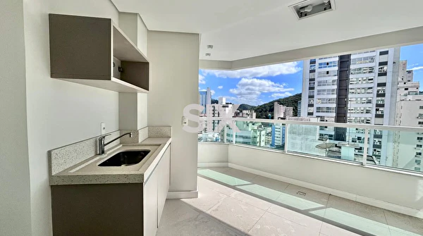 Apartamento no Edifício Golden Alliance com 3 suítes e 2 vagas para locação na Barra Norte de Balneário Camboriú/SC